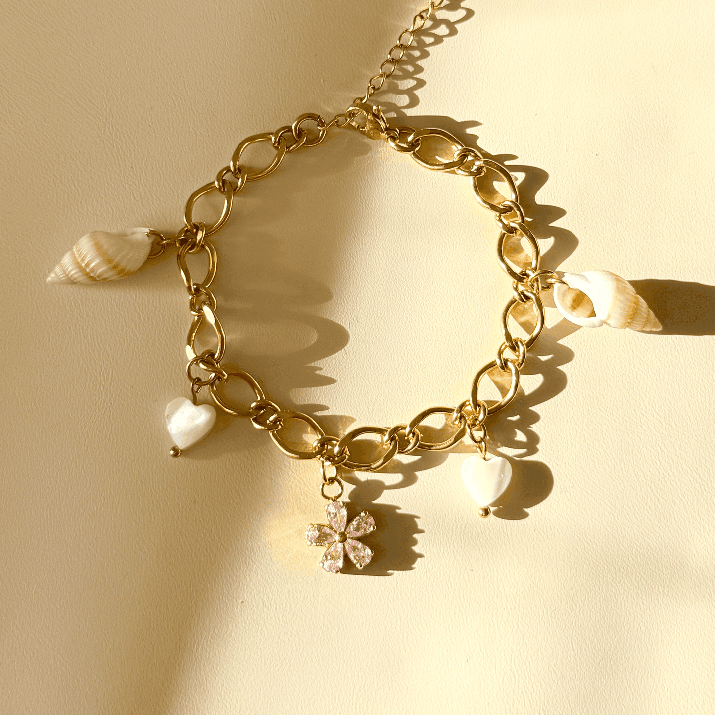 Design Your Own gold charm bracelet with extra-thick linked chain β customisable, waterproof, tarnish-free, and hypoallergenic. Create a meaningful bracelet with handpicked charms.