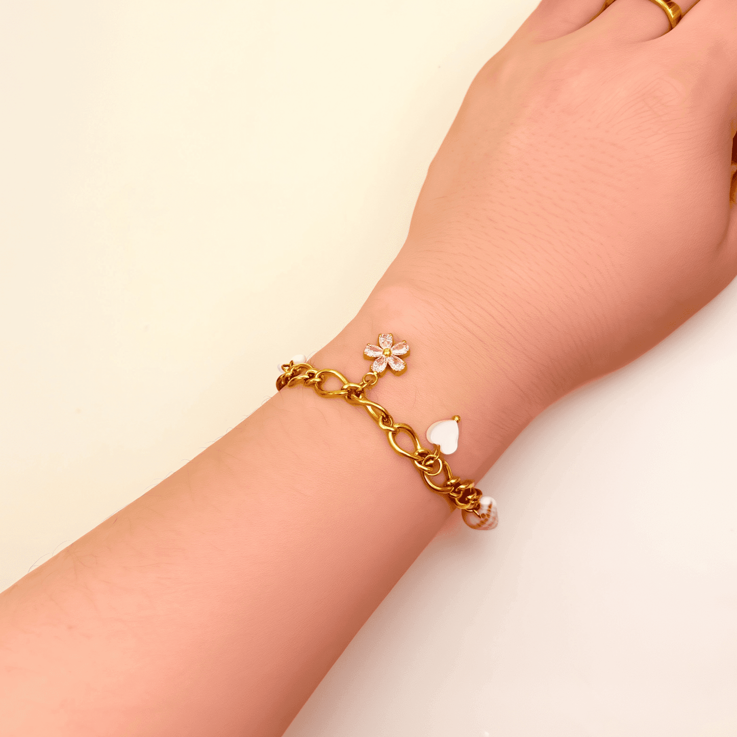 Design Your Own gold charm bracelet with extra-thick linked chain β customisable, waterproof, tarnish-free, and hypoallergenic. Create a meaningful bracelet with handpicked charms.