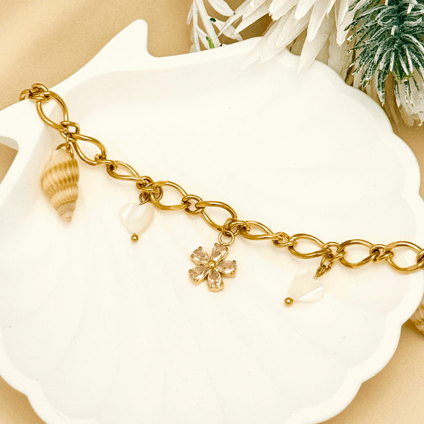 Design Your Own gold charm bracelet with extra-thick linked chain β customisable, waterproof, tarnish-free, and hypoallergenic. Create a meaningful bracelet with handpicked charms.