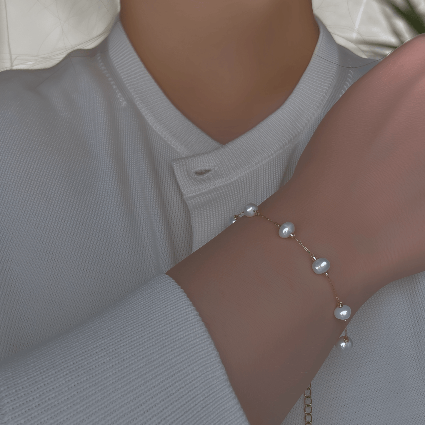 Elegant freshwater pearl bracelet on a dainty gold chain, a timeless jewellery piece perfect for bridesmaids, weddings, or meaningful everyday wear.