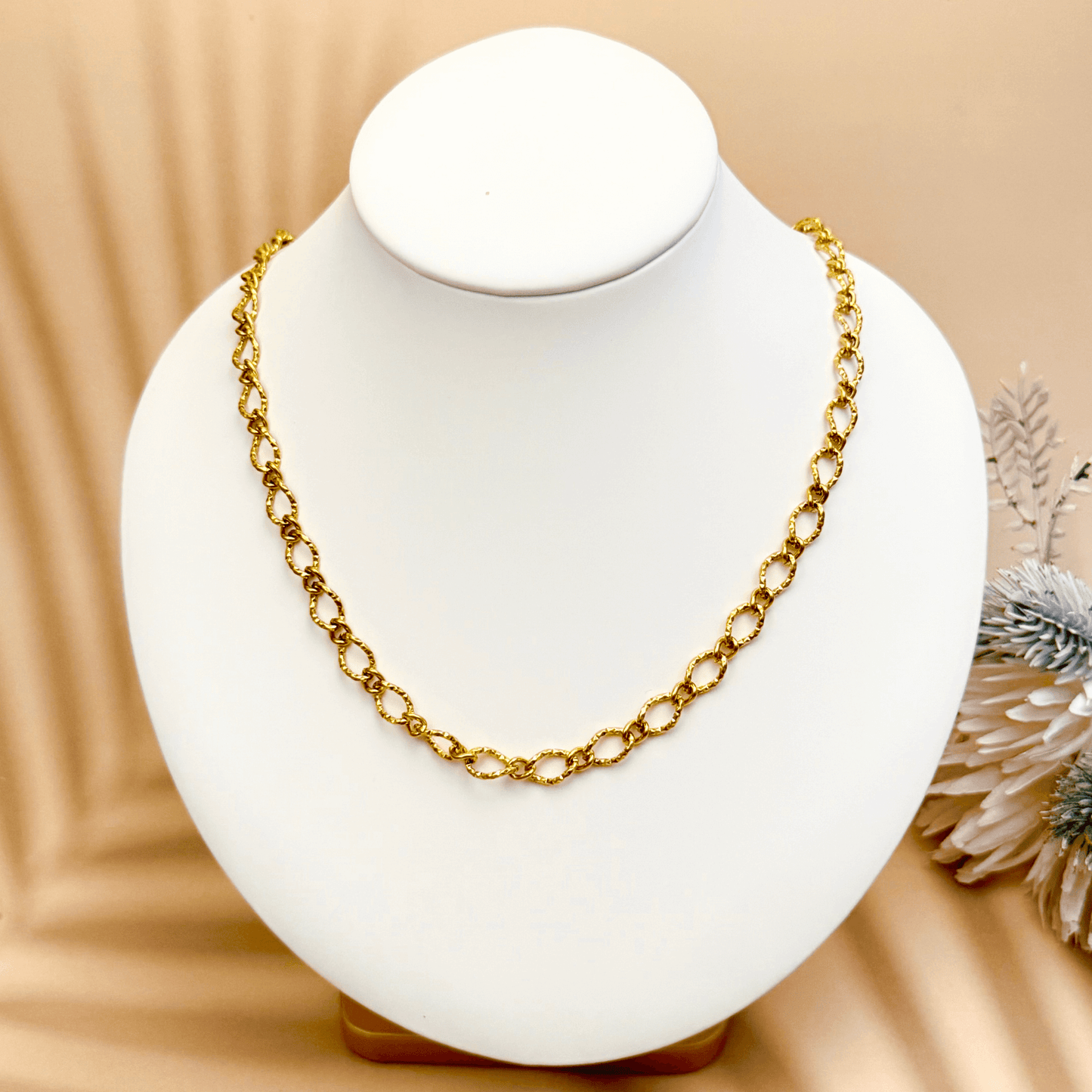 Gold Textured Twisted Oval Link Chain featuring alternating large and small hammered oval links – MXW Jewellery