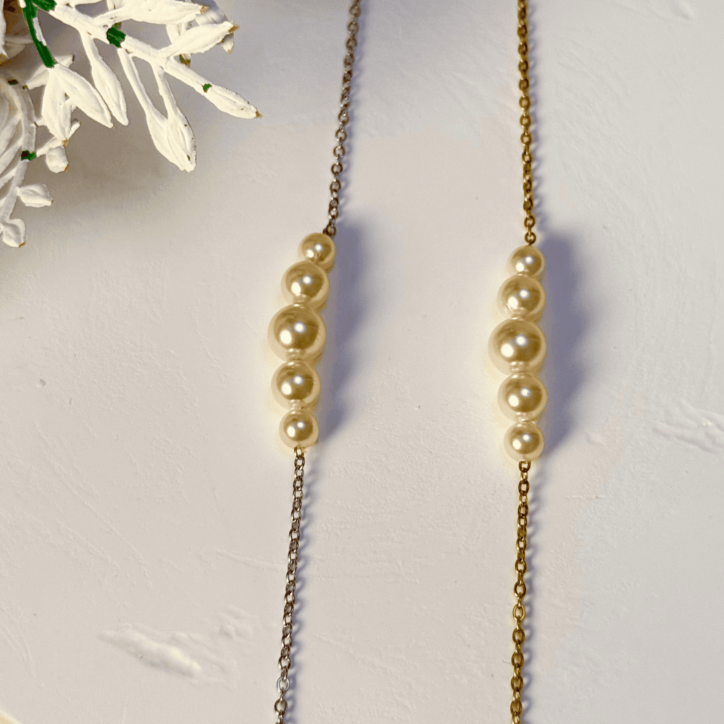 Graduated Swarovski crystal pearl necklace on gold or silver stainless steel chain – modern minimalist jewelry from MXW Jewellery