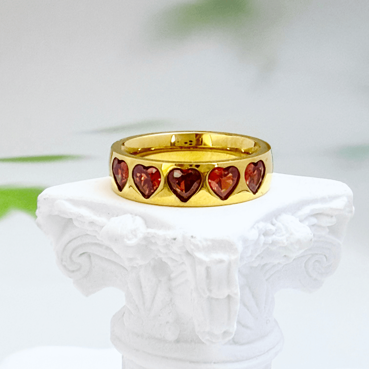 Gold ring with ruby-red heart-shaped zircon stones in a continuous band, waterproof jewellery by MXW.