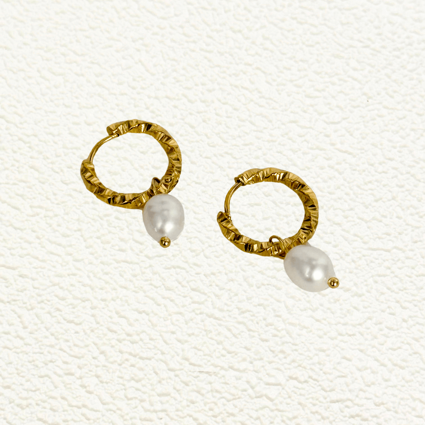 Gold textured hoop earrings with detachable freshwater pearl drops – PVD gold plated stainless steel