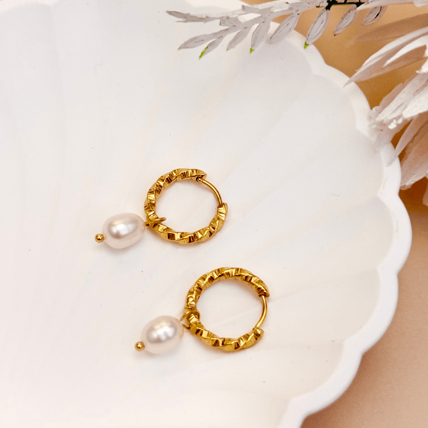 Gold textured hoop earrings with detachable freshwater pearl drops – PVD gold plated stainless steel