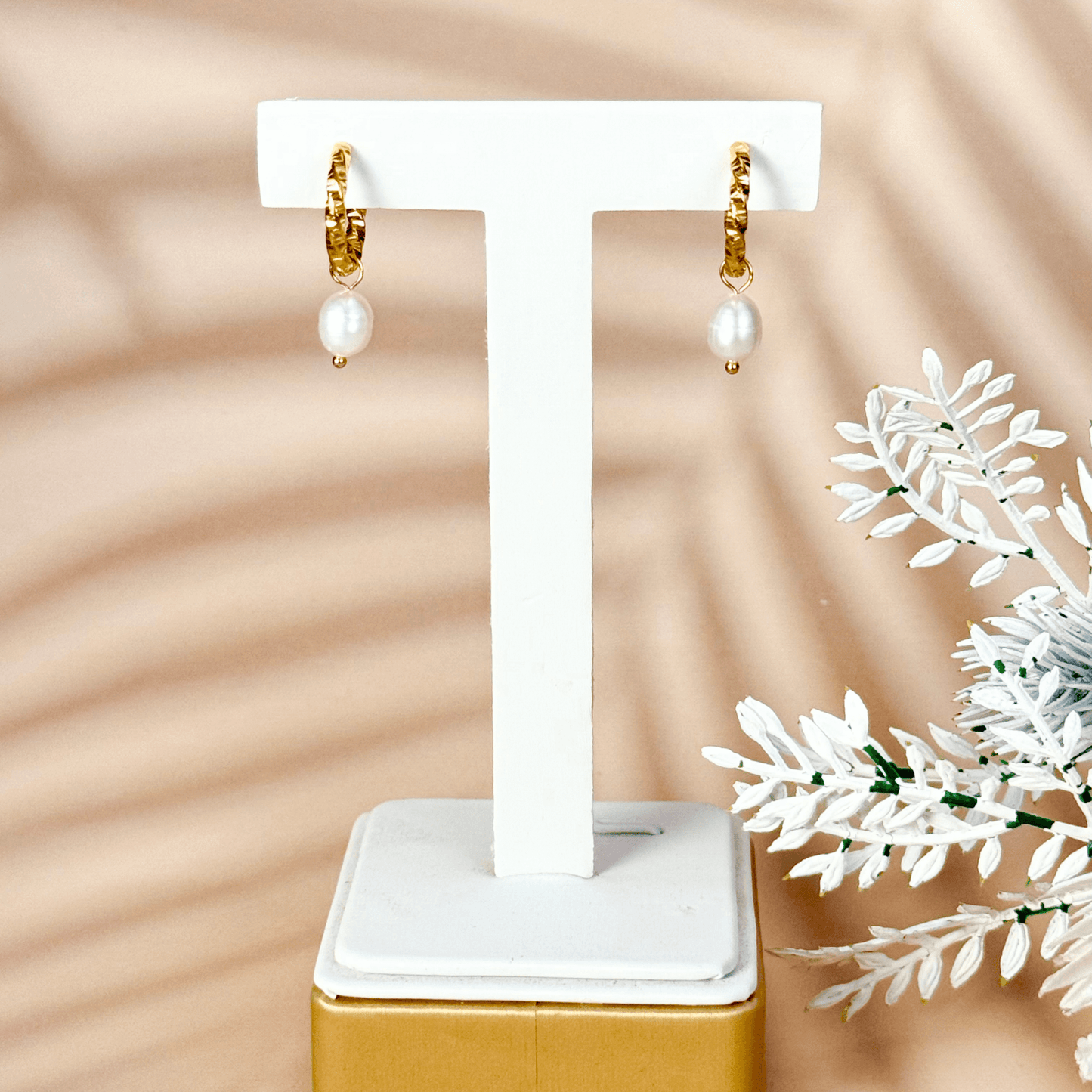 Gold textured hoop earrings with detachable freshwater pearl drops – PVD gold plated stainless steel