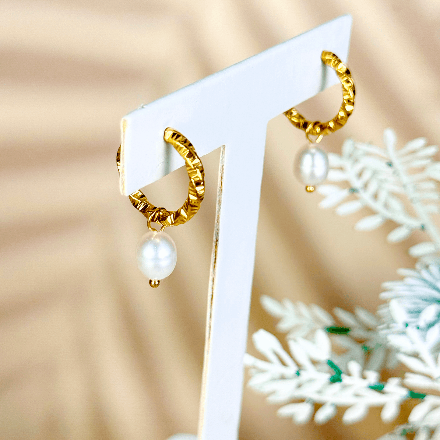 Gold textured hoop earrings with detachable freshwater pearl drops – PVD gold plated stainless steel