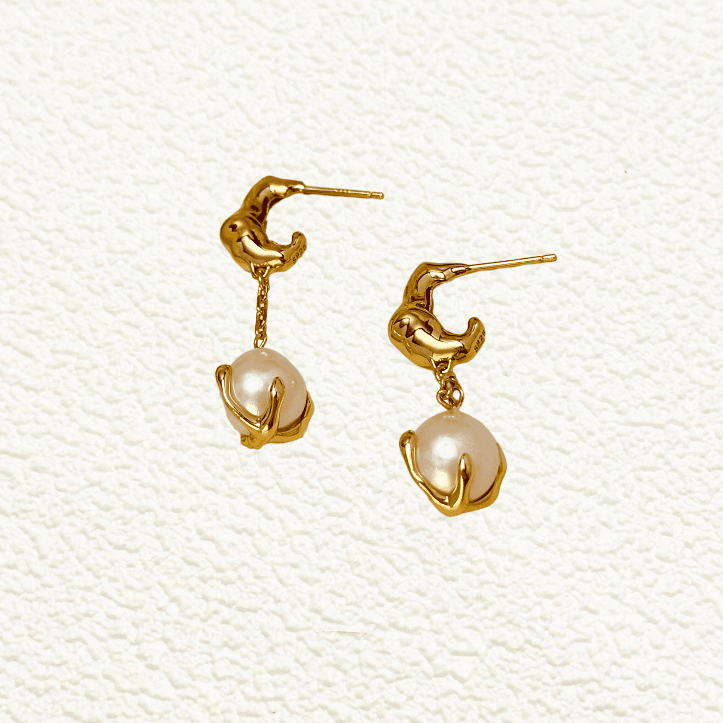 Vintage Gold Pearl Claw Drop Silver Earrings featuring a sculptural claw design with a freshwater pearl, set in gold-plated sterling silver. Vintage-inspired elegance for timeless style.