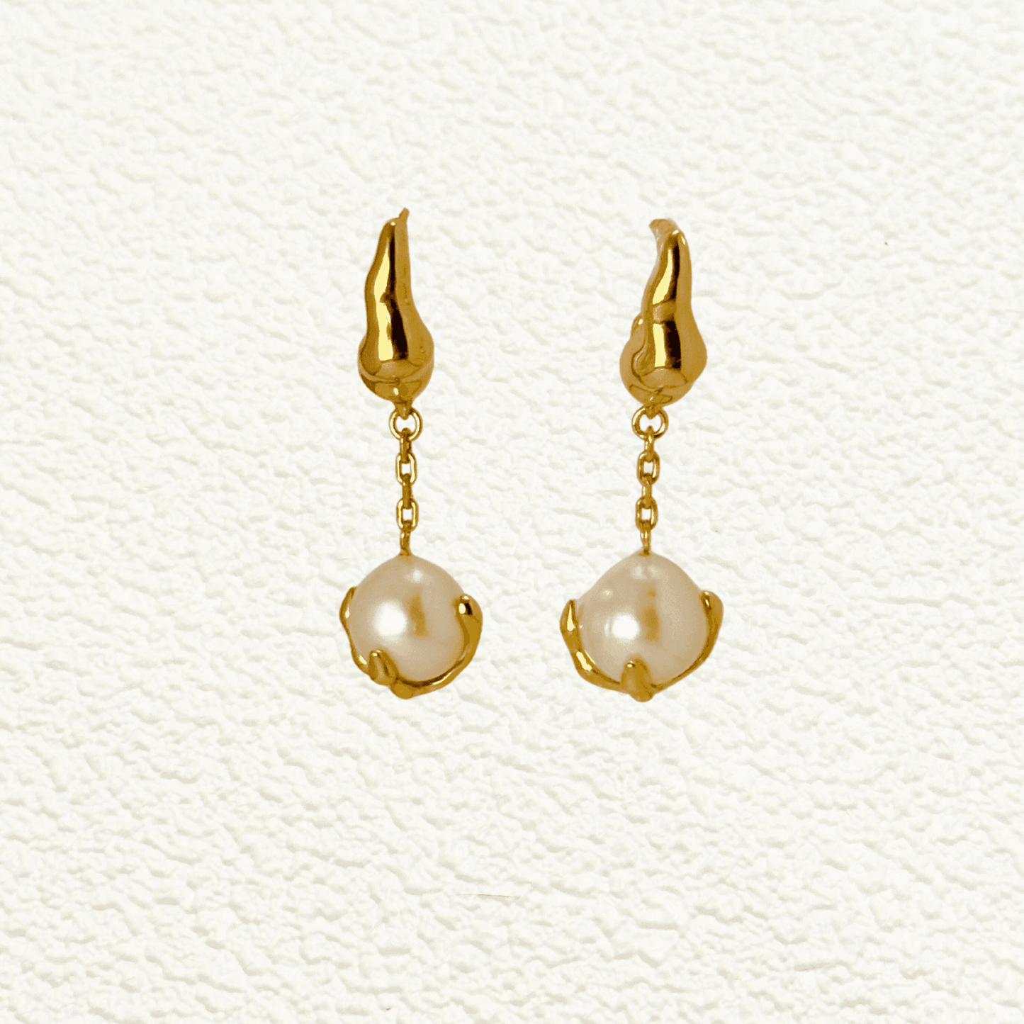 Vintage Gold Pearl Claw Drop Silver Earrings featuring a sculptural claw design with a freshwater pearl, set in gold-plated sterling silver. Vintage-inspired elegance for timeless style.