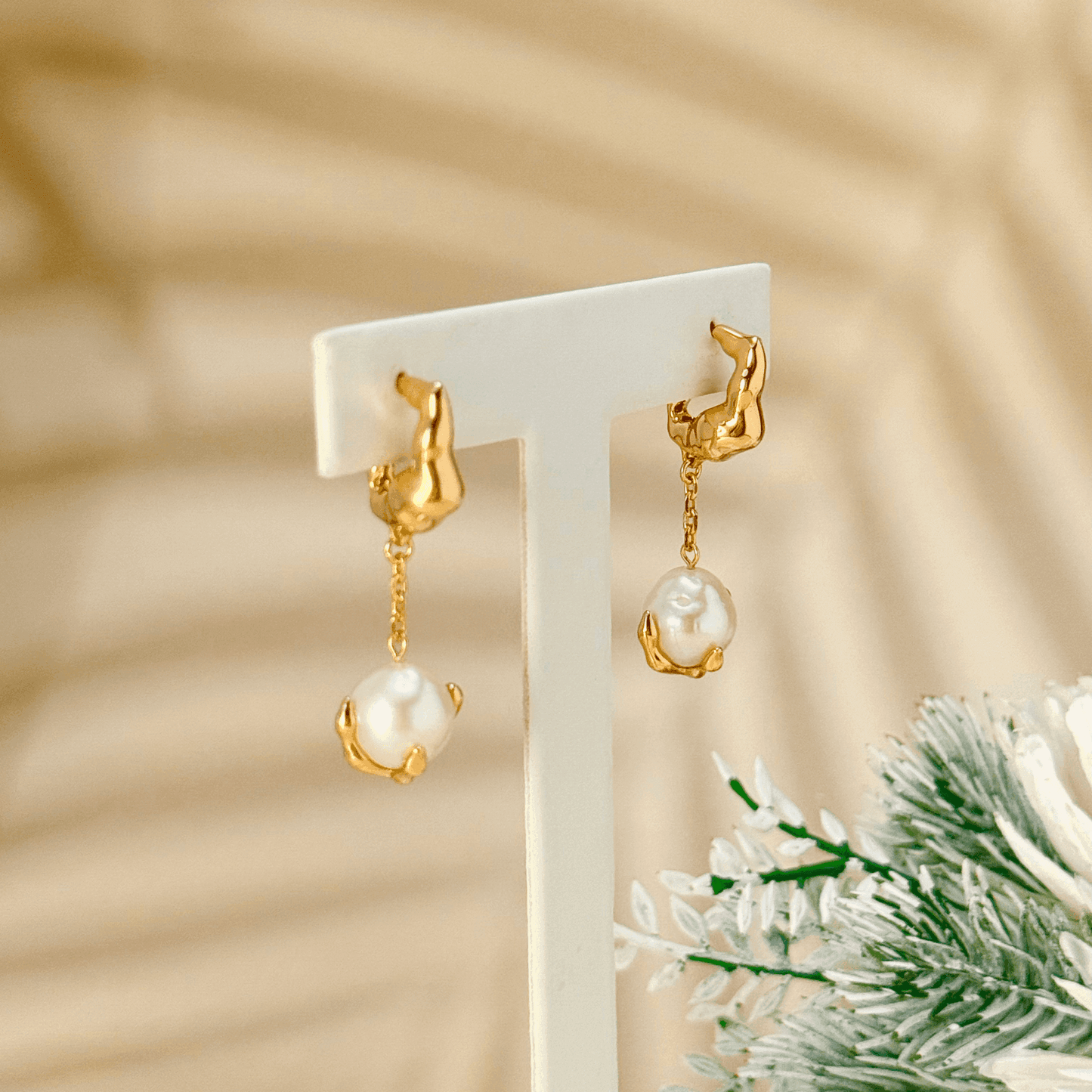 Vintage Gold Pearl Claw Drop Silver Earrings featuring a sculptural claw design with a freshwater pearl, set in gold-plated sterling silver. Vintage-inspired elegance for timeless style.