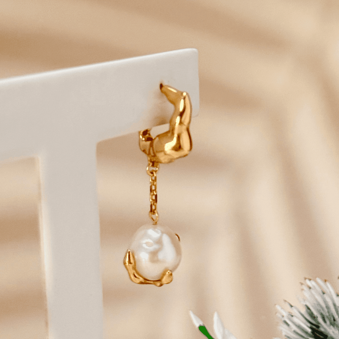 Vintage Gold Pearl Claw Drop Silver Earrings featuring a sculptural claw design with a freshwater pearl, set in gold-plated sterling silver. Vintage-inspired elegance for timeless style.