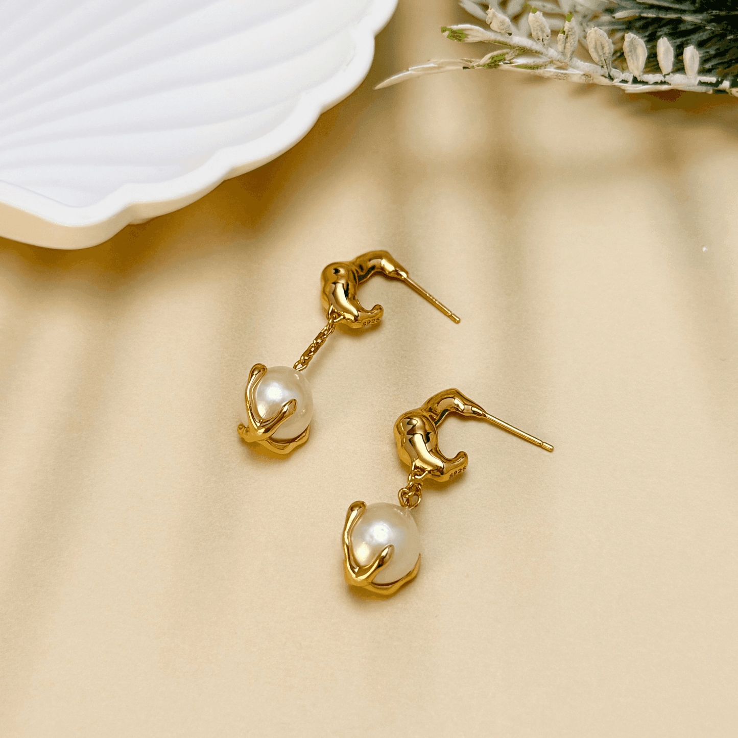 Vintage Gold Pearl Claw Drop Silver Earrings featuring a sculptural claw design with a freshwater pearl, set in gold-plated sterling silver. Vintage-inspired elegance for timeless style.