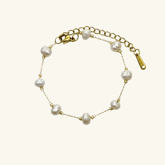 Elegant freshwater pearl bracelet on a dainty gold chain, a timeless jewellery piece perfect for bridesmaids, weddings, or meaningful everyday wear.