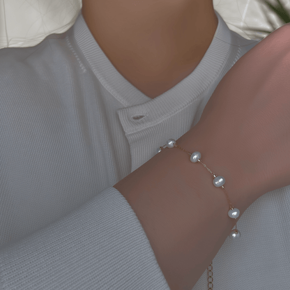Elegant freshwater pearl bracelet on a dainty gold chain, a timeless jewellery piece perfect for bridesmaids, weddings, or meaningful everyday wear.