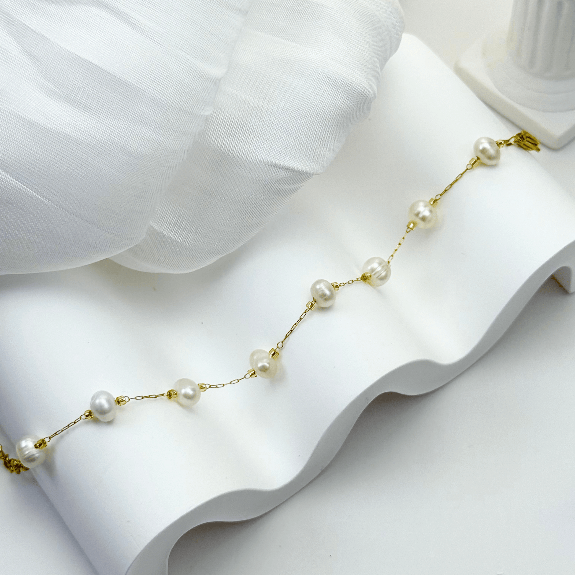 Elegant freshwater pearl necklace on a dainty gold chain, a timeless jewellery piece perfect for bridesmaids, weddings, or meaningful everyday wear.