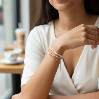 Gold Figaro link chain bracelet with polished elongated and short links.