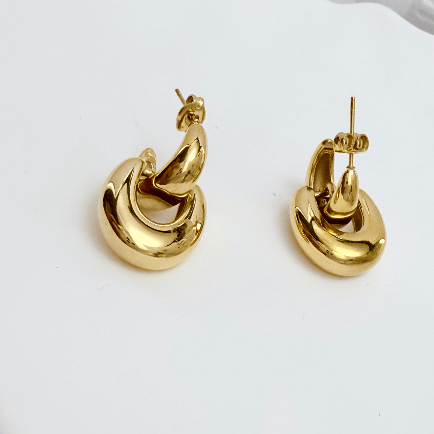 Gold Interlocking Oval Hoop Earrings – MXW Jewellery