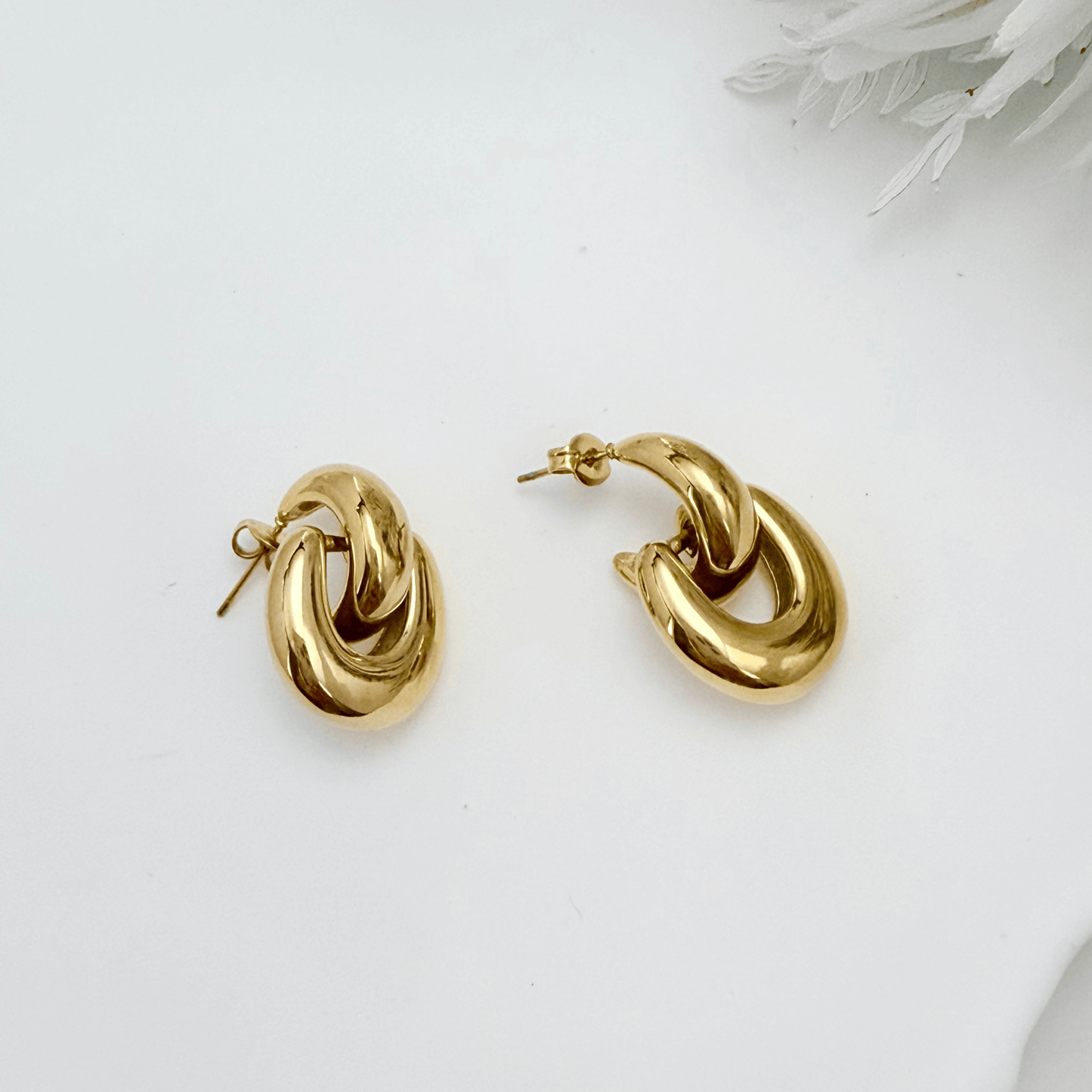 Gold Interlocking Oval Hoop Earrings – MXW Jewellery