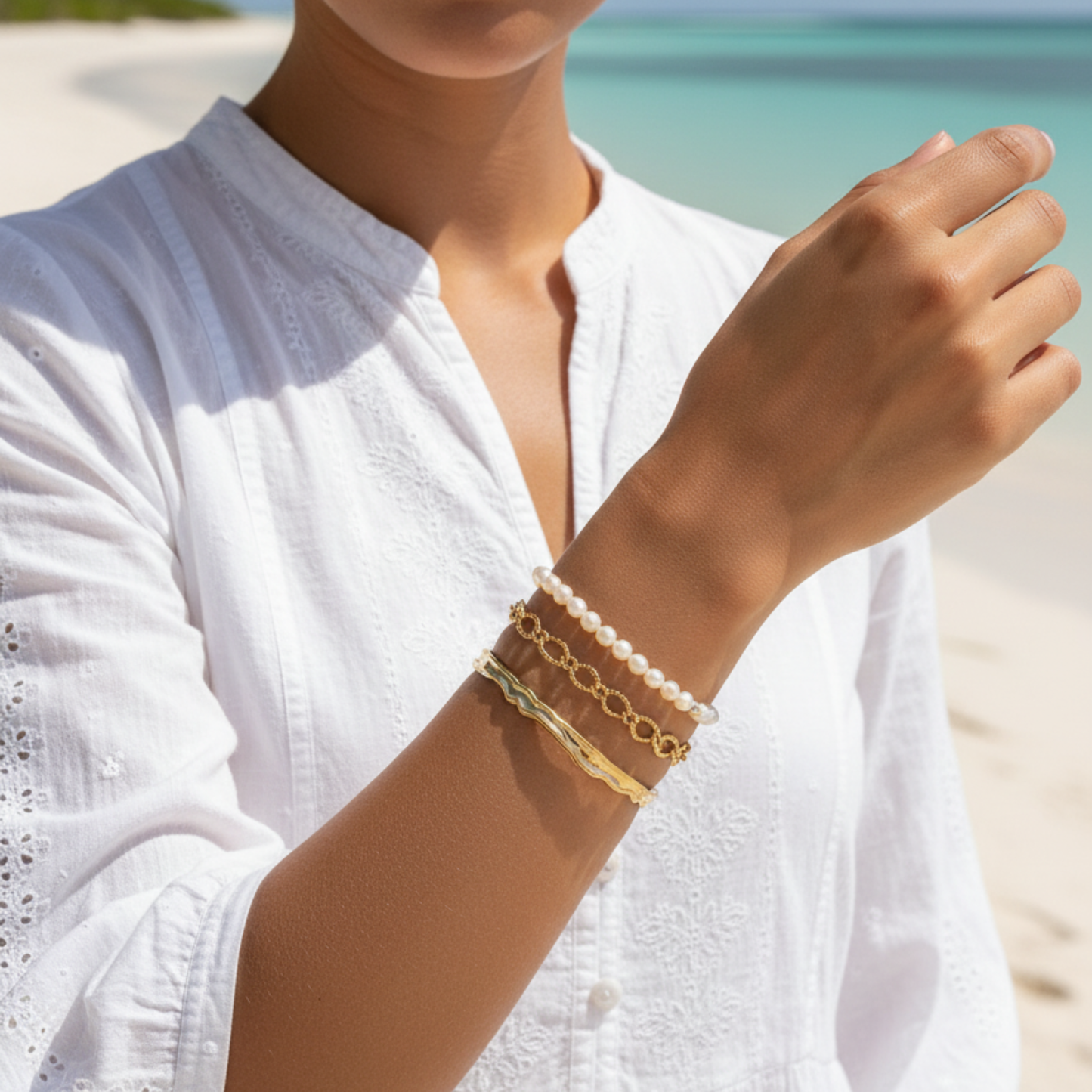 Gold textured chain bracelet featuring faceted loop links and adjustable extender, modern minimalist jewellery.