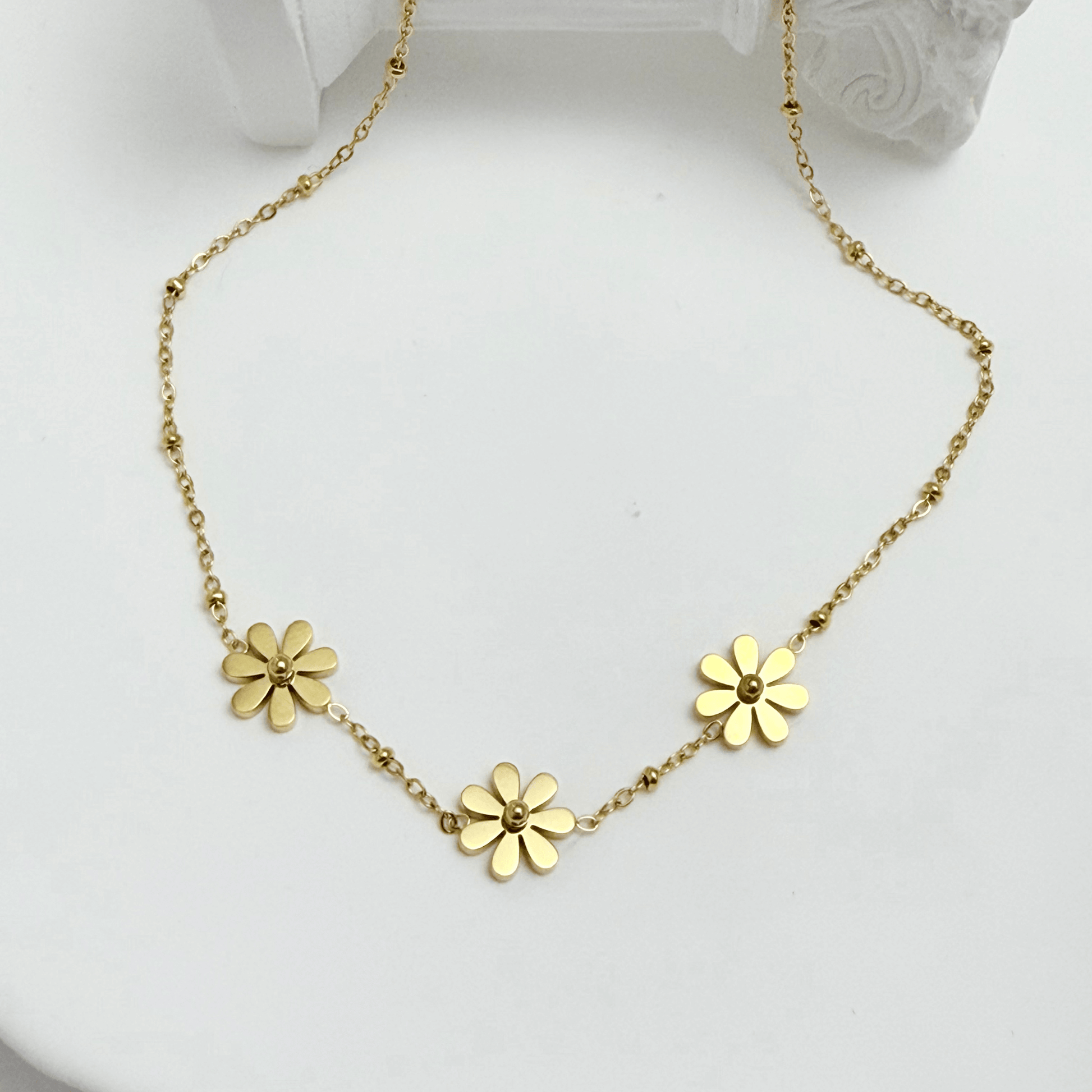 Gold Three Daisy Charm Necklace – MXW Jewellery