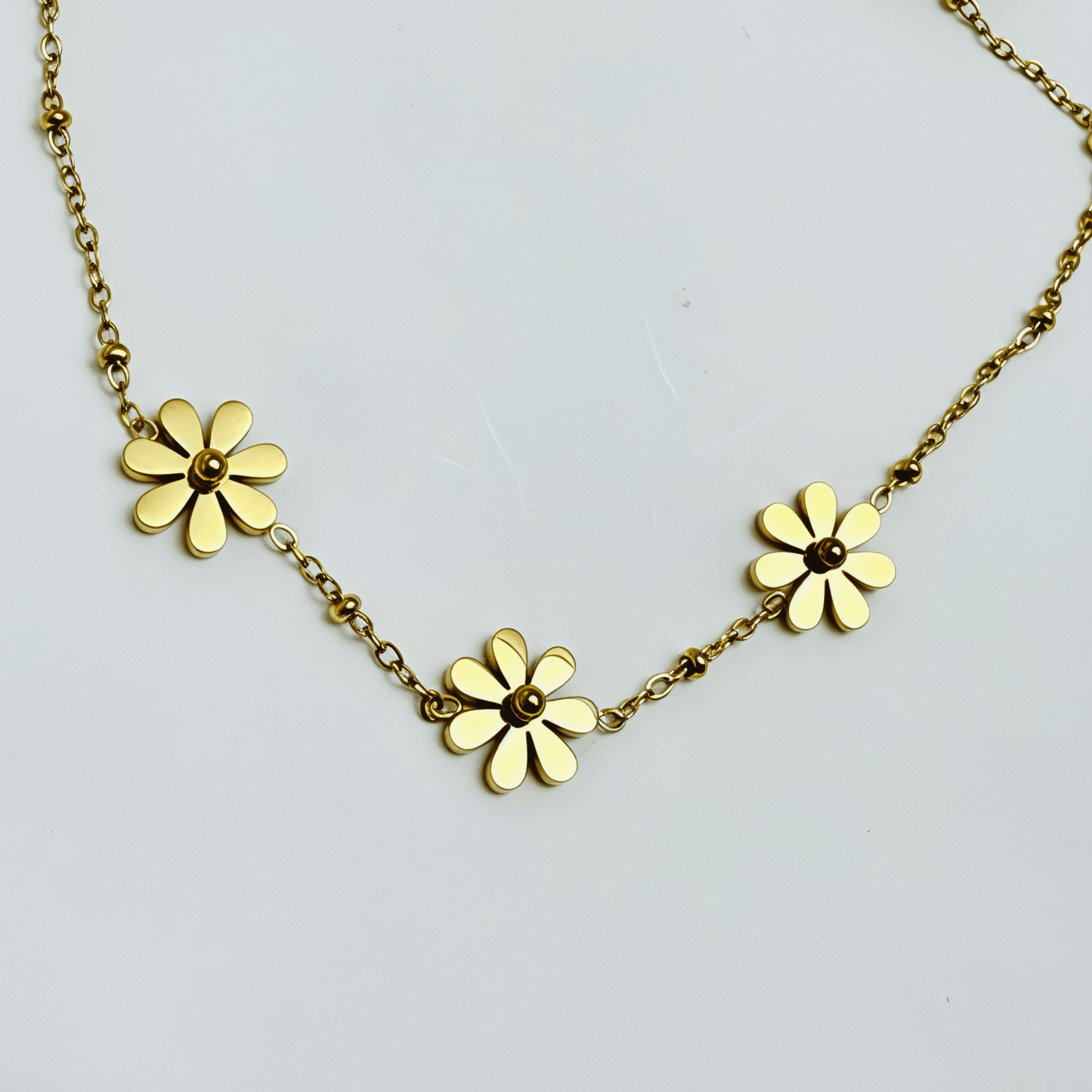 Gold Three Daisy Charm Necklace – MXW Jewellery