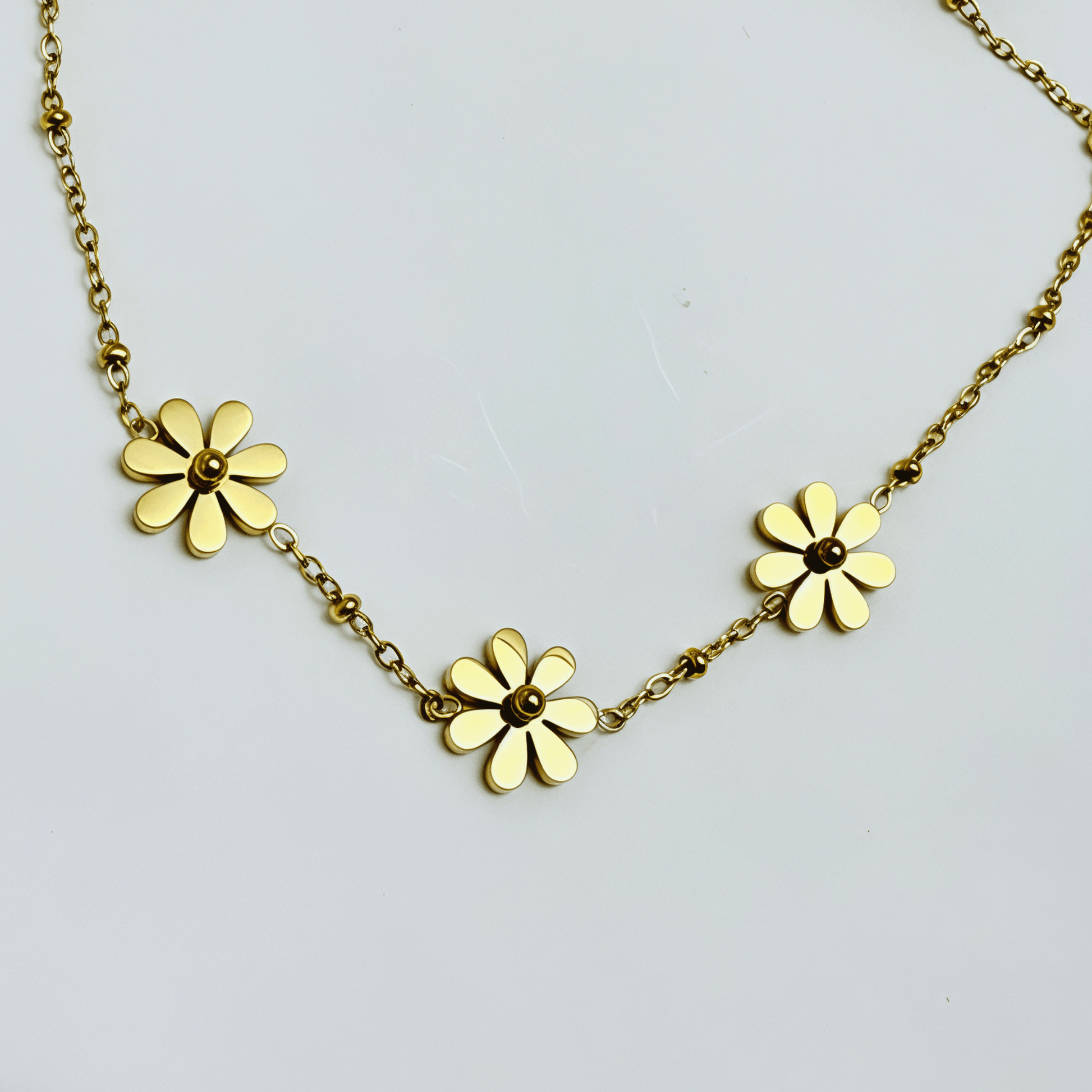 Gold Three Daisy Charm Necklace – MXW Jewellery