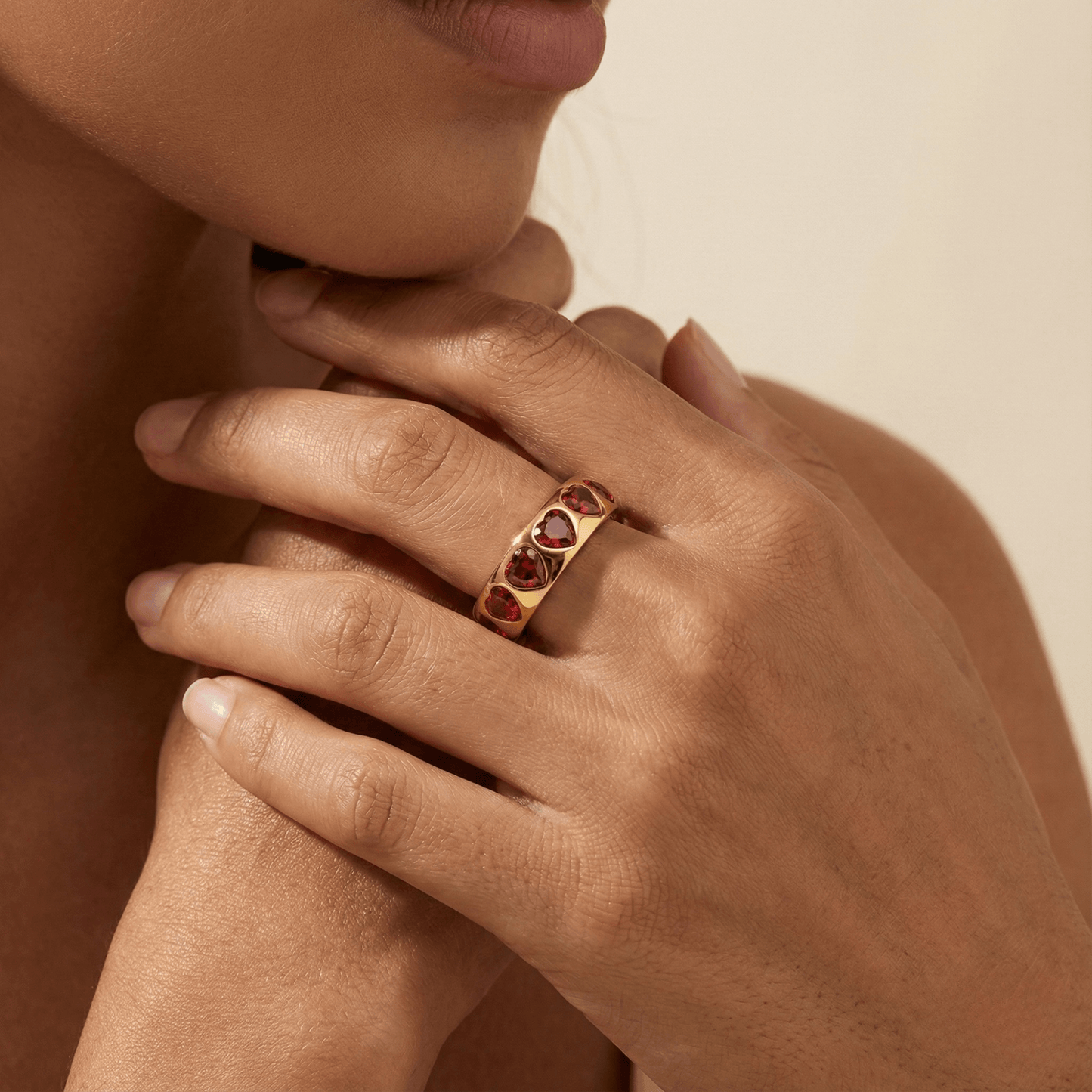 Gold ring with ruby-red heart-shaped zircon stones in a continuous band, waterproof jewellery by MXW.