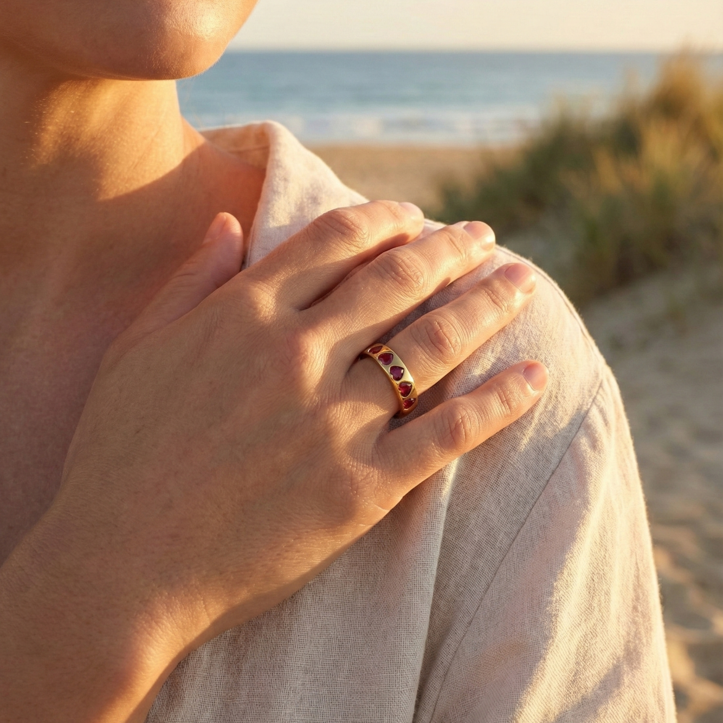 Gold ring with ruby-red heart-shaped zircon stones in a continuous band, waterproof jewellery by MXW.
